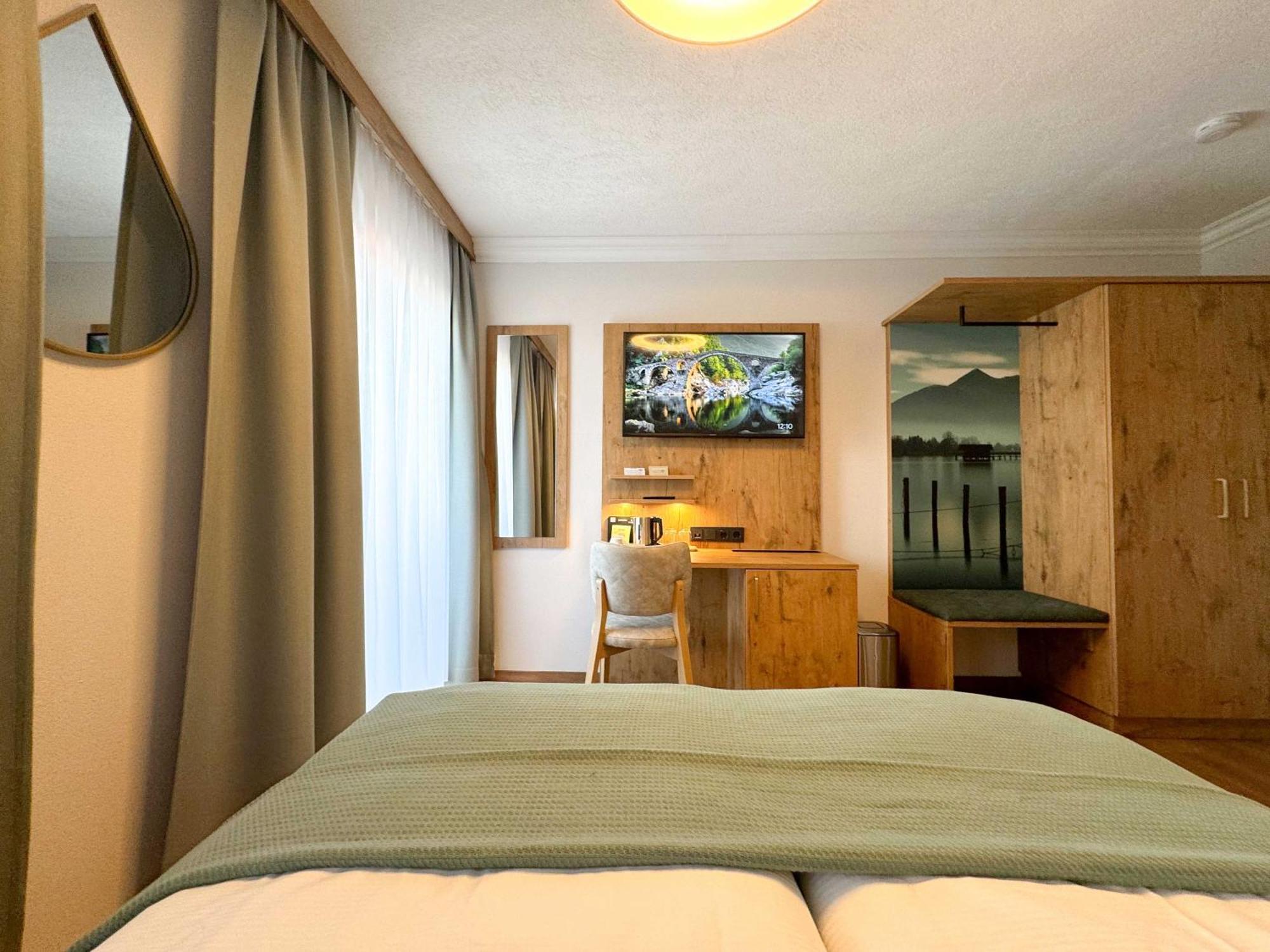 Hotel Schlossblick Chiemsee برين ام شيميسي المظهر الخارجي الصورة